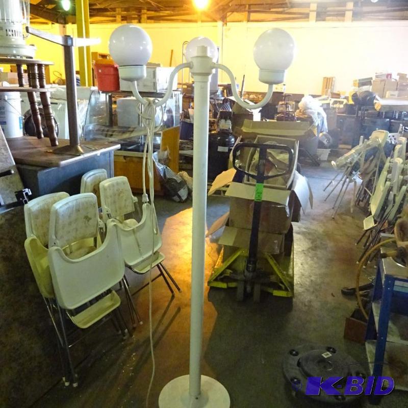 lot 102 image: outdoor 3 bulb patio light...