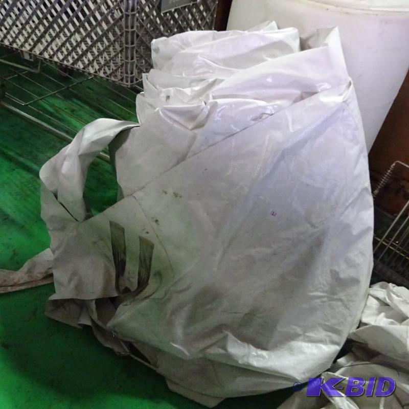 lot 121 image: 20 x 20 frame canopy top canvas. Has large ta...