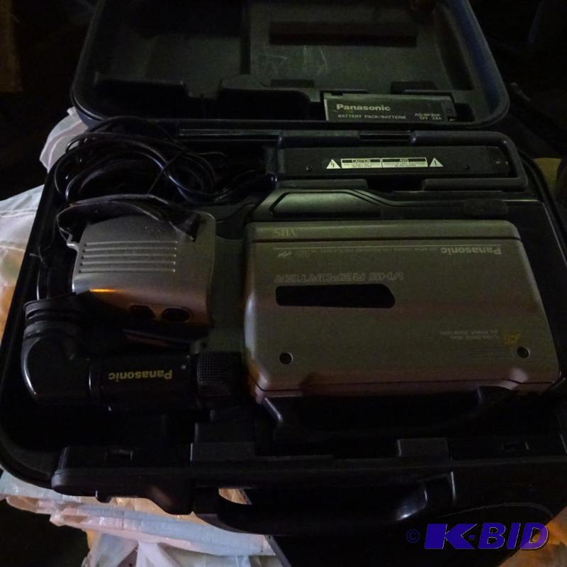 lot 153 image: Sumhonic TV with VHS Payer. Cavs DVD Player w...