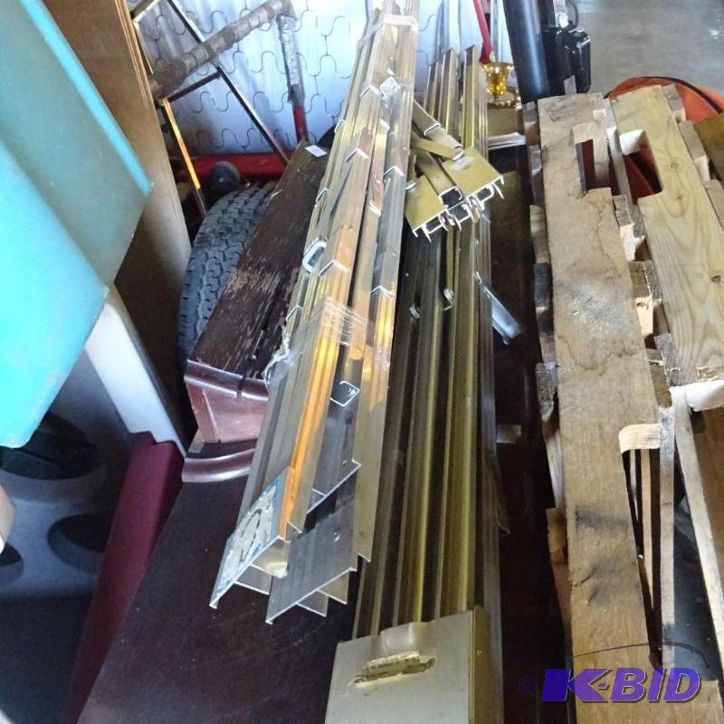 lot 180 image: 5 Folding Easels...