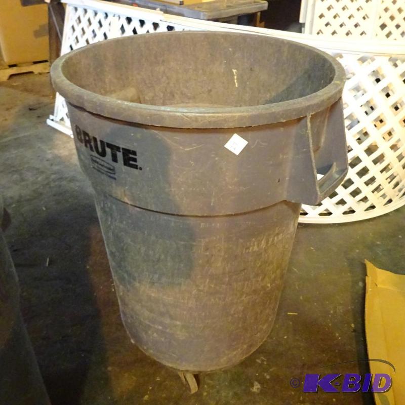lot 27 image: 55 gal Brute garbage can on wheels....