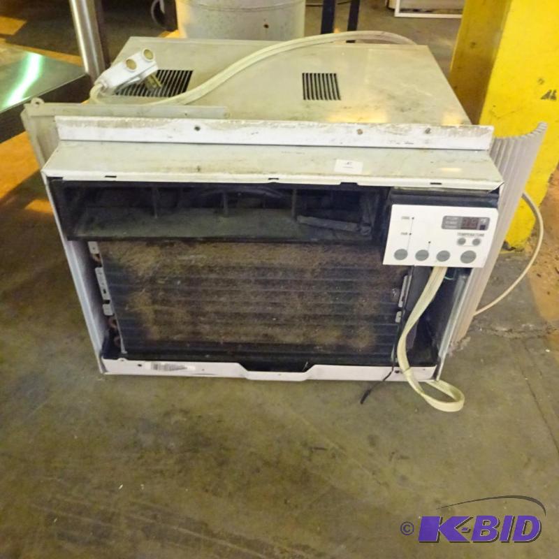 lot 41 image: Ge window air conditioner. AGW08AHG1. 115 vol...