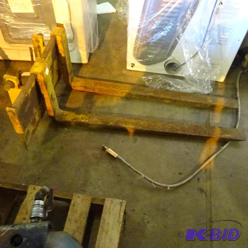 lot 43 image: Mini fork lift forks. Mast is 26" wide. ...