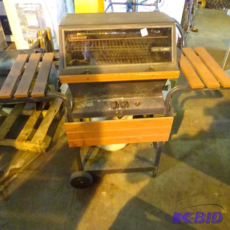 lot 53 image: Sun beam gas grill with tank....