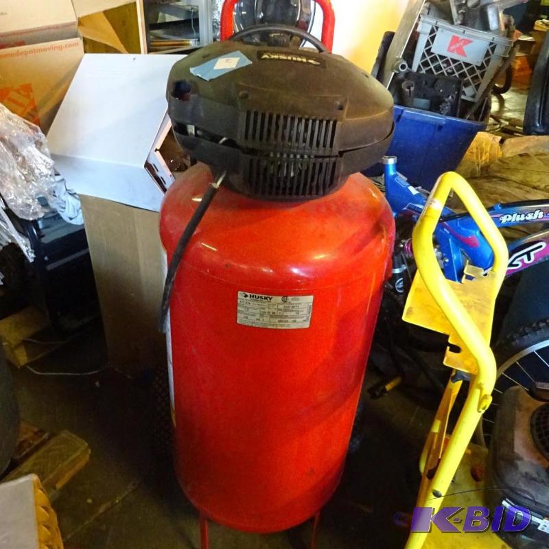 lot 61 image: Husky 26 gallon air compressor. Missing drive...