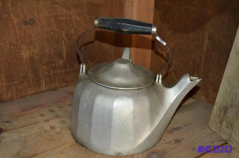 lot 77 image: Wagner Ware 0 (zero) Sidney Colonial tea kett...