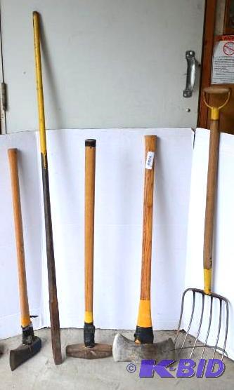 lot 78 image: 5 FarmGarden Tools   Sledge hammer  Pitch fo...