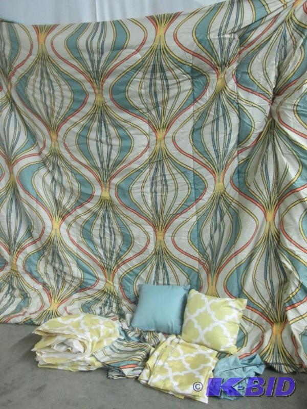 lot 38 image: Belden 8-pc. Bed Set w 12-pc. Accessory Set