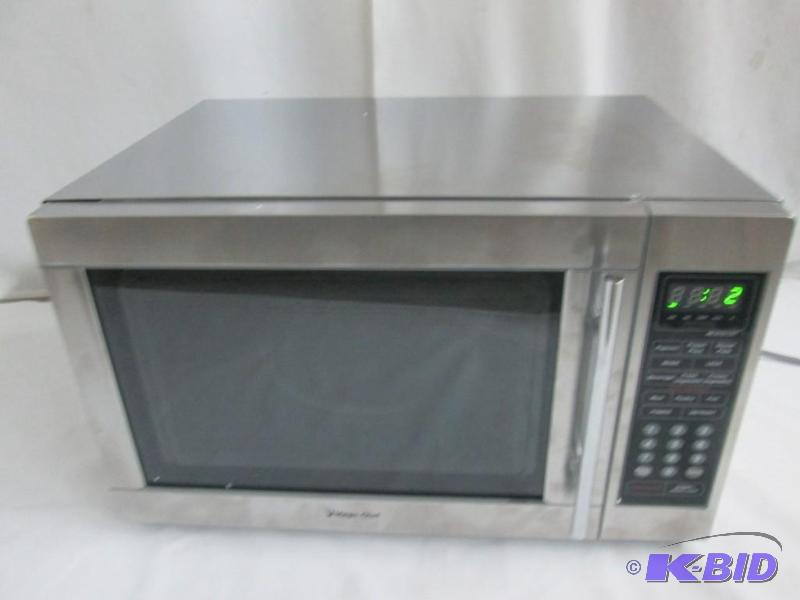 lot 39 image: Magic Chef 1.3 cu. ft. 1100 Watt Microwave