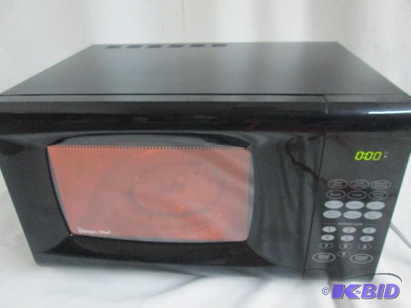 lot 43 image: Magic Chef 0.9 cu. ft. 900 Watt Microwave