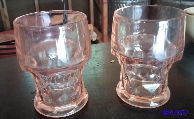lot 26 image: Set of 2 Depression Glass drinking glasses pi...