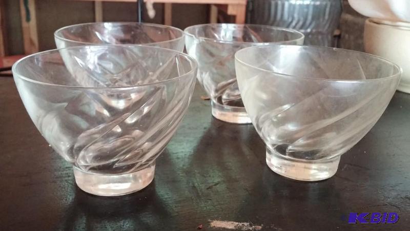 lot 31 image: Set of 4 Vitnage Sherbert bowls...