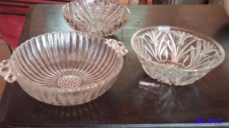 lot 32 image: Set of 3 Vintage Crystal Bowls...