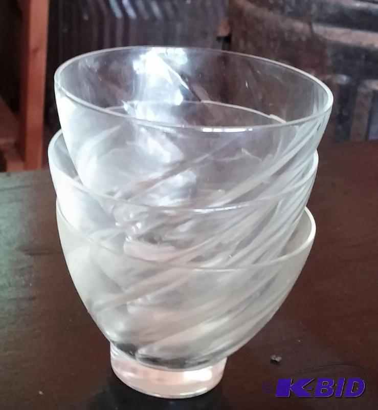 lot 35 image: Set of 3 Vitnage Sherbert bowls...