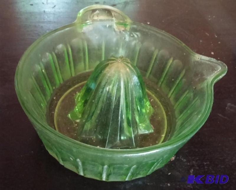 lot 9 image: Green Depression Weare Citrus Juicer...