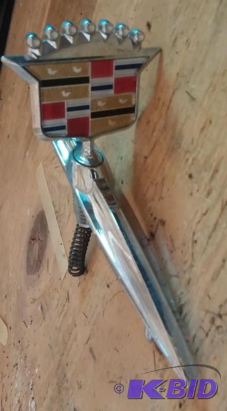lot 16 image: Cadillac Hood Ornament Crest Emblem...