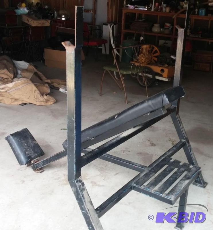 lot 26 image: Weight Bench...