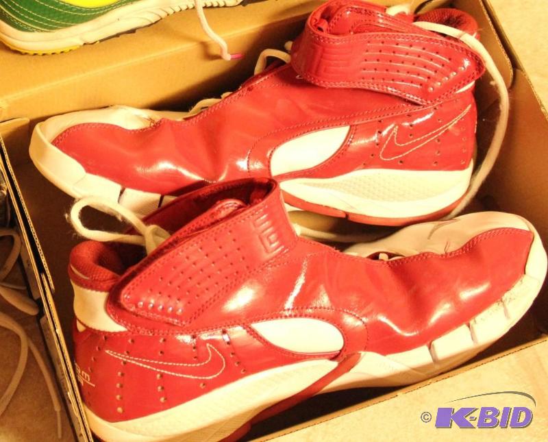 NEW Mens Size 10 Basketball Shoes...