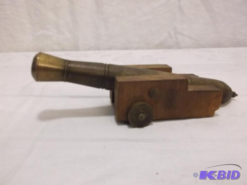 lot 10 image: Vintage solid cast brass canon measuring 8&qu...
