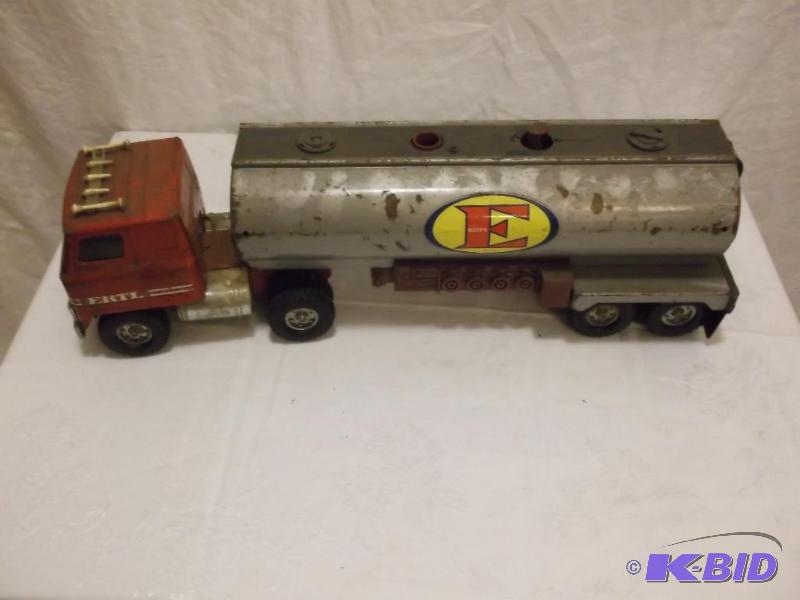 lot 13 image: Vintage ERTL tanker truck has a little rust s...