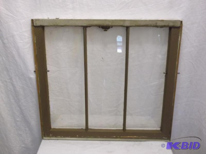lot 16 image: Vintage window measuring 28" W x 25"...