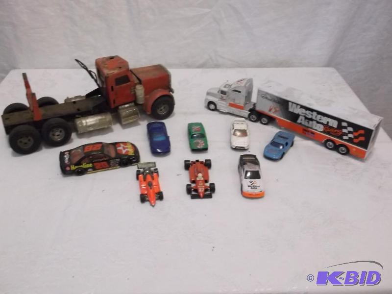 lot 24 image: Lot with vintage ERTL loader truck,Hot Wheels...