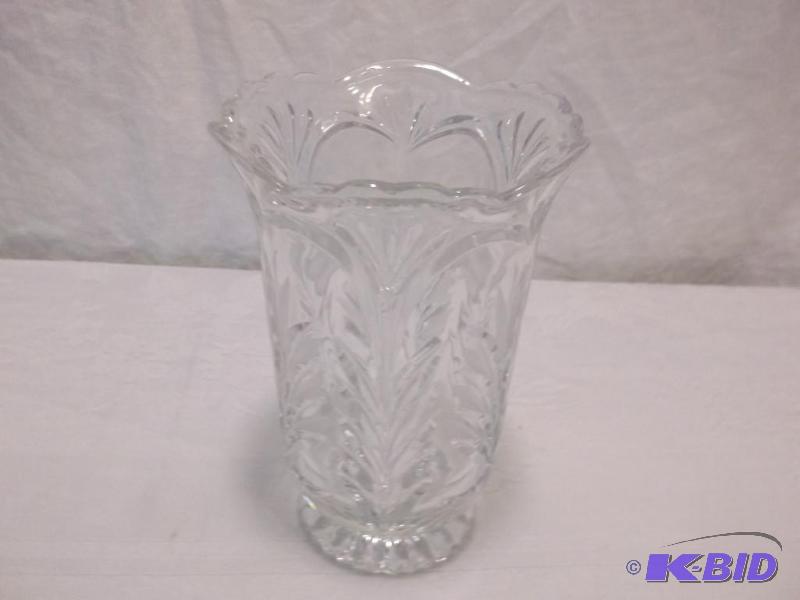 lot 26 image: Fifth Avenue Crystal vase measuring 6 34&quo...
