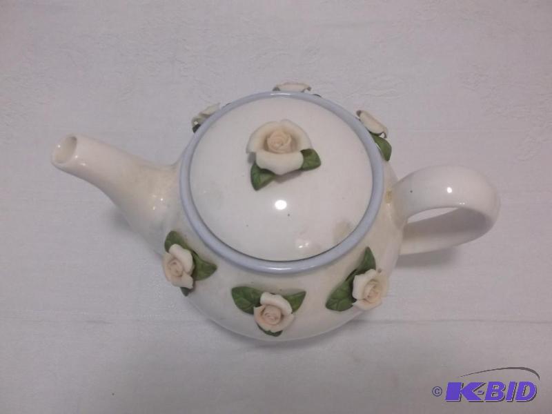 lot 27 image: Beautiful flowered tea pot good collectable p...
