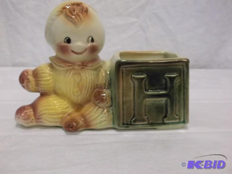 lot 28 image: Vintage planter appears in great condition....