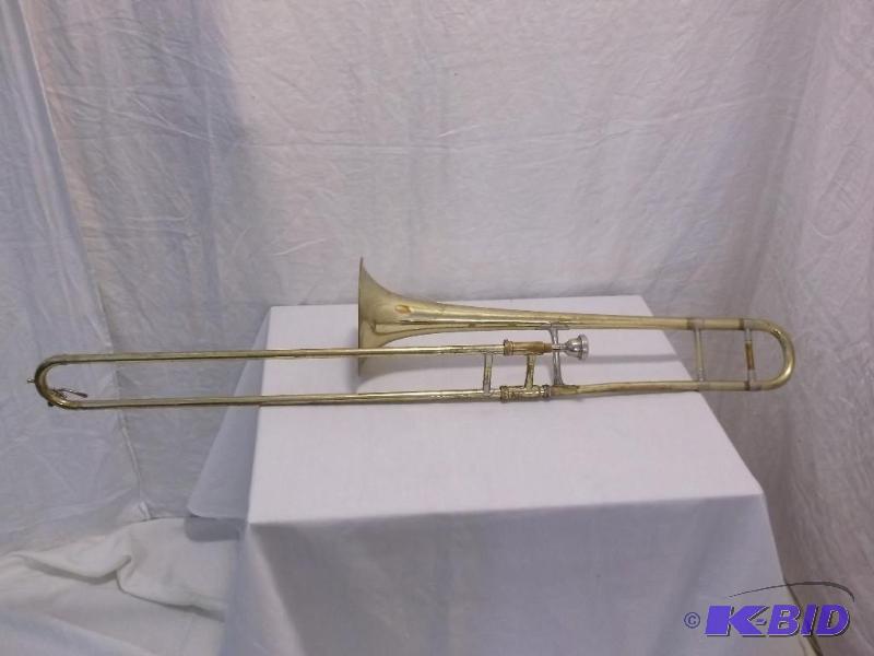 lot 49 image: Holton COLLEGIATE sliding Trombone has some d...