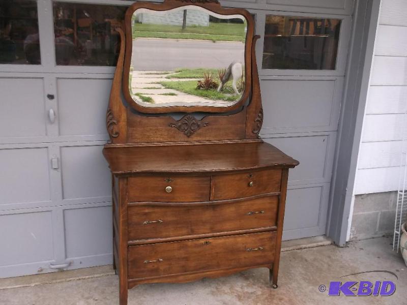 lot 62 image: Antique solid oak 5 drawer dresser with bevel...