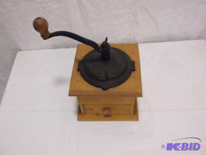 lot 7 image: Nice coffee grinder appears in great conditio...