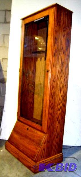 lot 25 image: Solid Oak Lighted Gun Cabinet - Has deer scen...