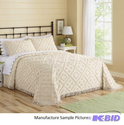 lot 43 image: Diamond Tufted Ivory Chenille Bedspread - Kin...