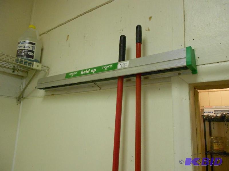 Unger Hold-Up Mop Holder