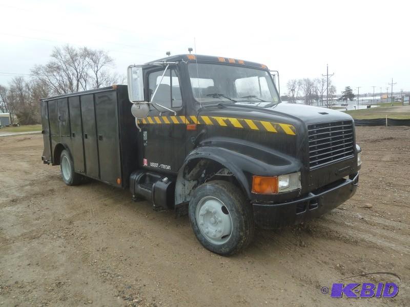 lot 11 image: 1999 International Navistar&nbspService Truc...