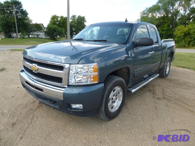 lot 2 image: 2011 Chevy Silverado Extended cab- 4WD Has 5....