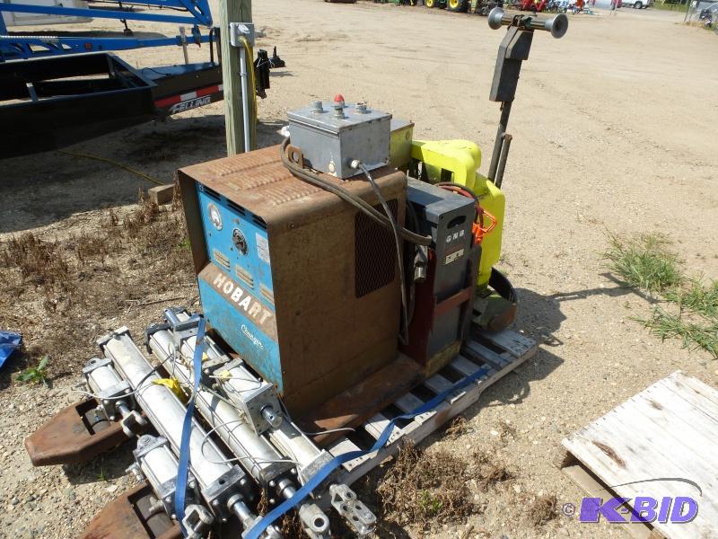 lot 26 image: Moto Truck Electric Pallet lift Model PAL 40...