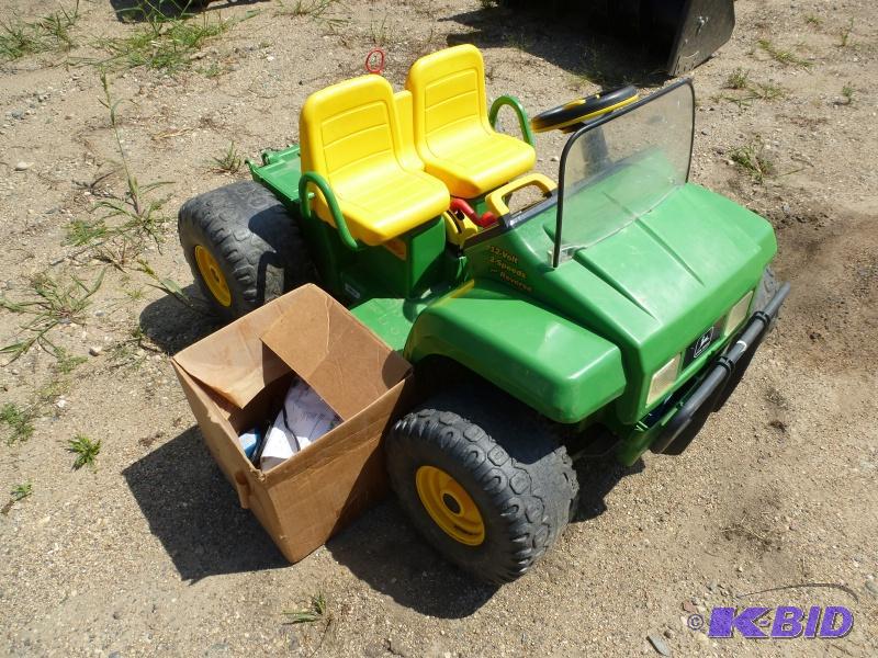 lot 27 image: JD Gator Kid size ATV Gator 12V 2 speed. Com...