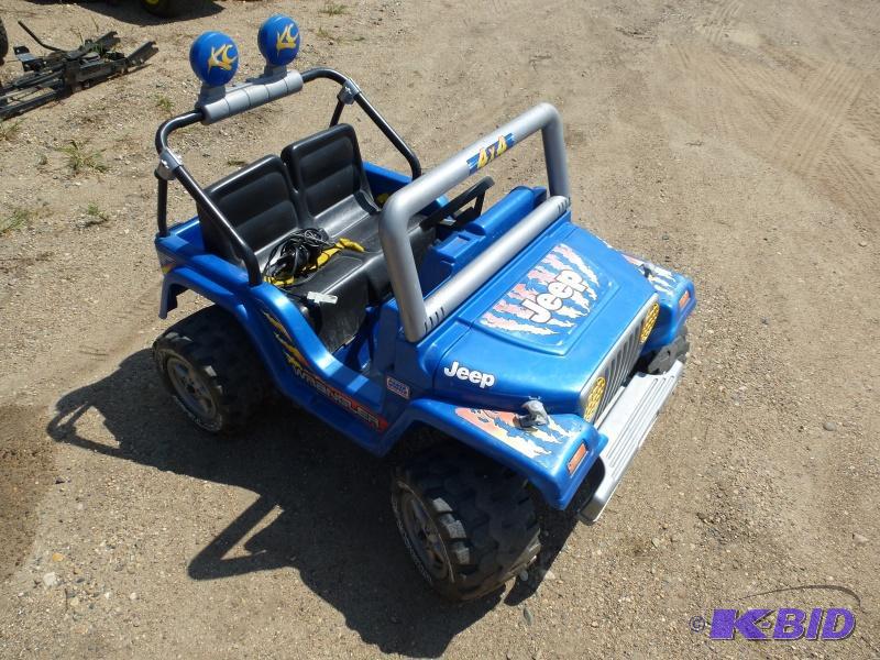 lot 28 image: Jeep ATV for children Comes with charger Own...