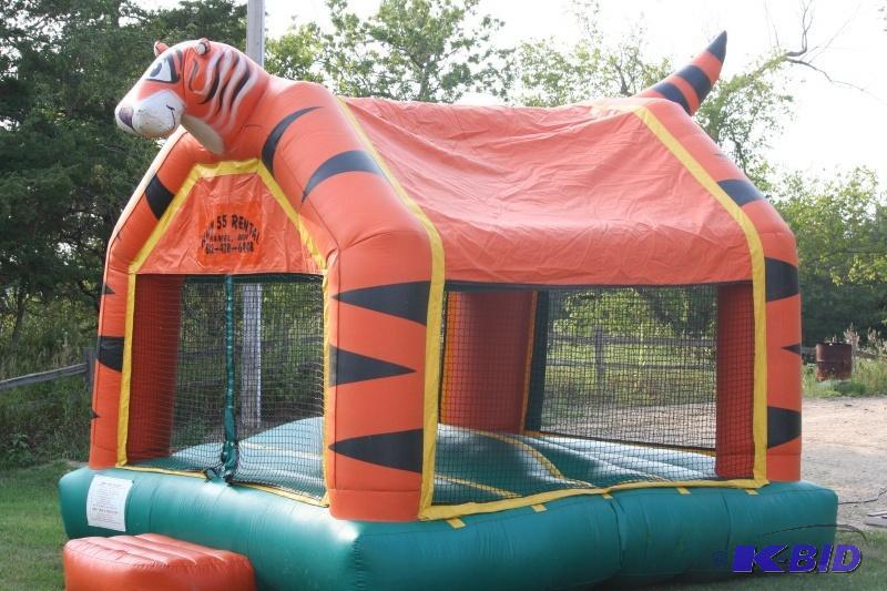 lot 29 image: Tiger&nbspBounce House Demensions- 15 x 15...