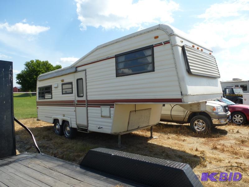 lot 3 image: 1983 Carrington 5th wheel camper Has full ki...