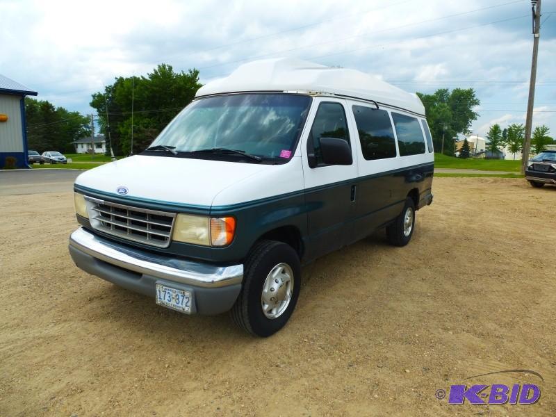 lot 7 image: 1995 Ford 2500 Club Van 2WD Has 5.8 Liter V8...
