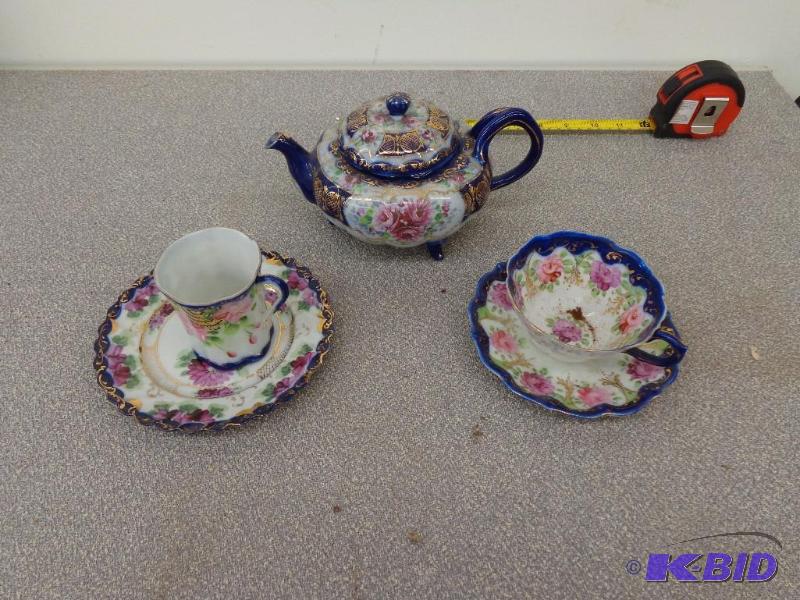 Floral Pattern Tea Pot, Cups and Saucers 1 Sm...