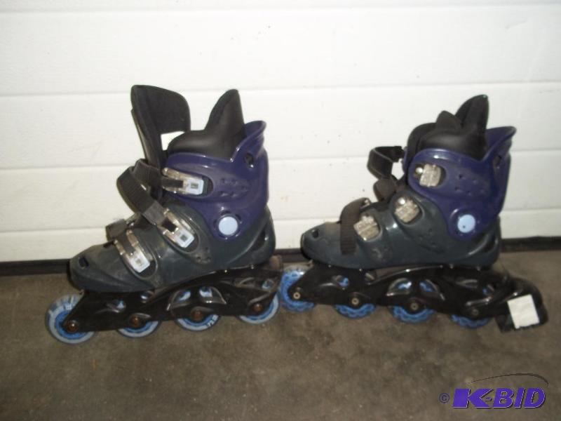 lot 160 image: Size 6 Roller Blades...