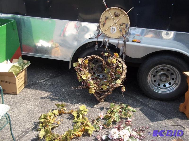 lot 33 image: Decor Wreath and wall hanging...