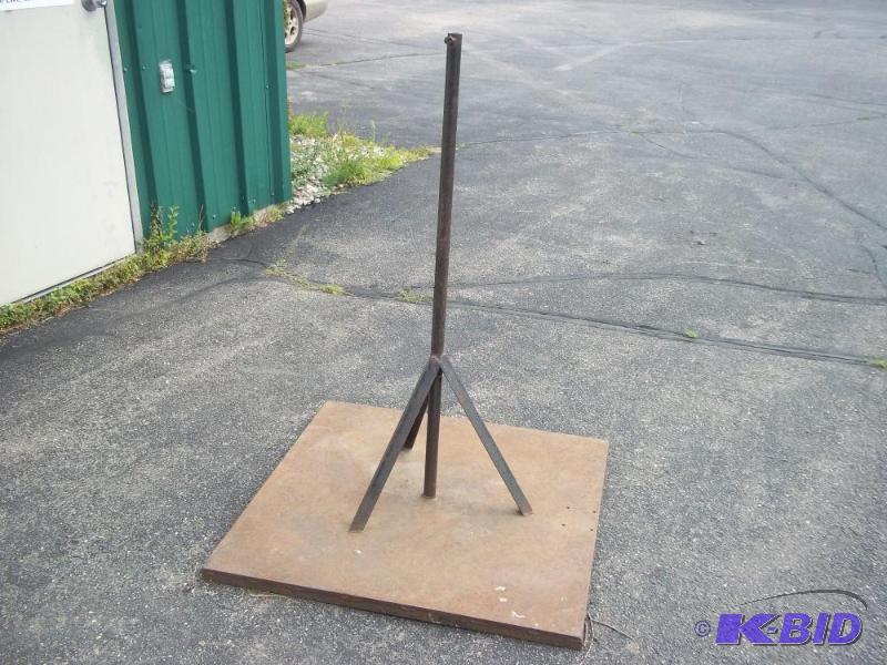 lot 34 image: Metal Base Stand...