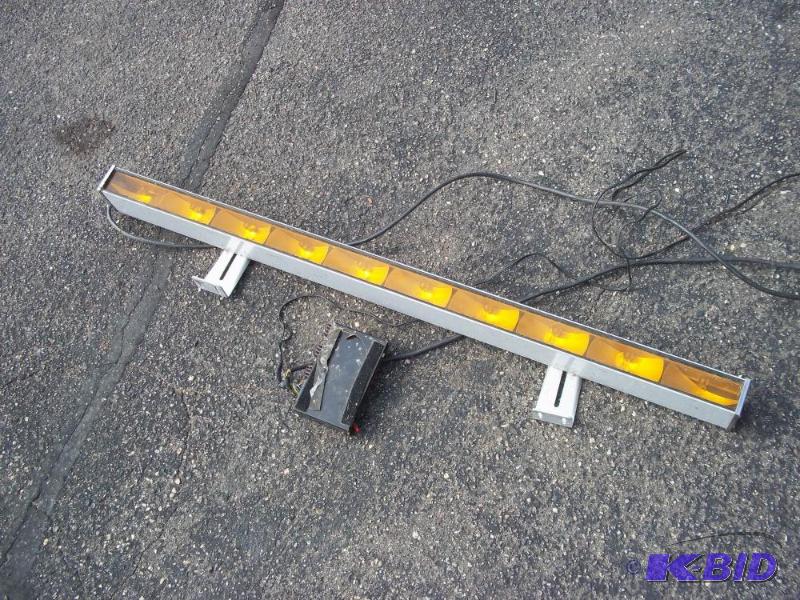 lot 41 image: directional light bar with controls...