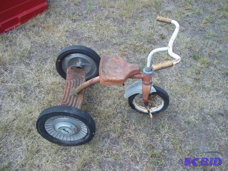 lot 7 image: Vintage Metal Tricycle...