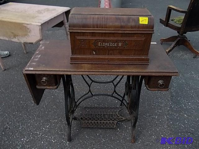 Vintage Eldredge&nbspB Treadle Sewing Machin...